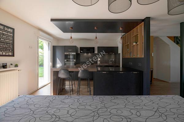 Maison entièrement rénovée avec goût - 3 chambres - 100 M2 au sol - Centre de Châteaugiron - jardin - garage