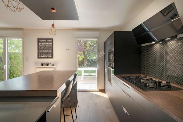 Maison entièrement rénovée avec goût - 3 chambres - 100 M2 au sol - Centre de Châteaugiron - jardin - garage
