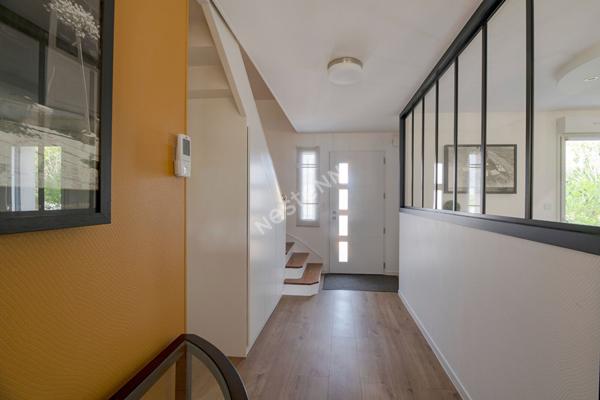 Maison entièrement rénovée avec goût - 3 chambres - 100 M2 au sol - Centre de Châteaugiron - jardin - garage