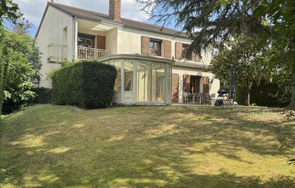 Belle maison familiale de 242 m2 sur terrain de 916 m2   Espaces généreux et prestations de qualité