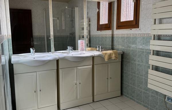 Belle maison familiale de 242 m2 sur terrain de 916 m2   Espaces généreux et prestations de qualité