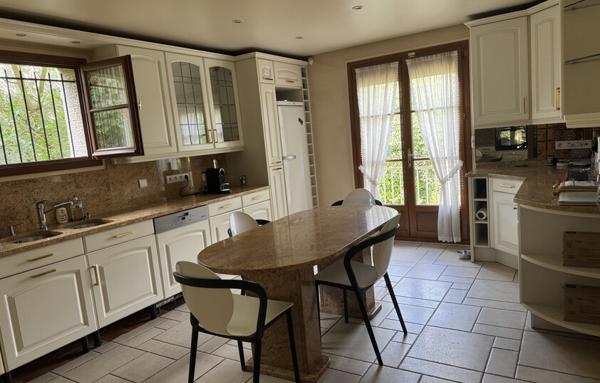 Belle maison familiale de 242 m2 sur terrain de 916 m2   Espaces généreux et prestations de qualité