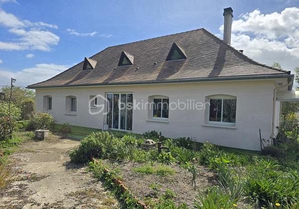 Située à 15 mn de LIBOURNE et de COUTRAS, à 30 mn du PONT D'AQUITAINE, cette maison Périgourdine, de 160 m2, sur un terrain de 2 351 m2, vous séduira par sa qualité, ses volumes et son environnement. Elle est composée d'une cuisine équipée donnant sur un salon/séjour de près de 40 m2, de 4 chambres (possibilité d'une 5ème) dont une suite parentale avec sa salle d'eau et son dressing, d'une salle de bain et d'une salle d'eau supplémentaire, d'un cellier/buanderie, de 2 WC et d'une mezzanine. Une terrasse de plus de 60 m2, orientée plein sud, complète ces prestations. Cette maison a été entièrement isolée par l'extérieur. Menuiseries double vitrage et volets électriques. Assainissement tout à l'égout. Portail coulissant électrique. Taxe foncière : 1 119 €. A voir absolument !!!