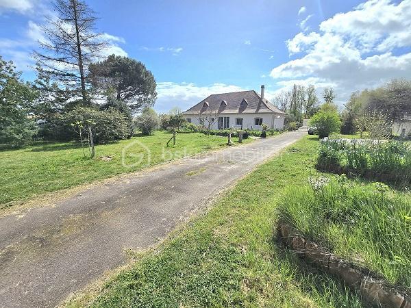 Située à 15 mn de LIBOURNE et de COUTRAS, à 30 mn du PONT D'AQUITAINE, cette maison Périgourdine, de 160 m2, sur un terrain de 2 351 m2, vous séduira par sa qualité, ses volumes et son environnement. Elle est composée d'une cuisine équipée donnant sur un salon/séjour de près de 40 m2, de 4 chambres (possibilité d'une 5ème) dont une suite parentale avec sa salle d'eau et son dressing, d'une salle de bain et d'une salle d'eau supplémentaire, d'un cellier/buanderie, de 2 WC et d'une mezzanine. Une terrasse de plus de 60 m2, orientée plein sud, complète ces prestations. Cette maison a été entièrement isolée par l'extérieur. Menuiseries double vitrage et volets électriques. Assainissement tout à l'égout. Portail coulissant électrique. Taxe foncière : 1 119 €. A voir absolument !!!