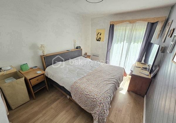 Située à 15 mn de LIBOURNE et de COUTRAS, à 30 mn du PONT D'AQUITAINE, cette maison Périgourdine, de 160 m2, sur un terrain de 2 351 m2, vous séduira par sa qualité, ses volumes et son environnement. Elle est composée d'une cuisine équipée donnant sur un salon/séjour de près de 40 m2, de 4 chambres (possibilité d'une 5ème) dont une suite parentale avec sa salle d'eau et son dressing, d'une salle de bain et d'une salle d'eau supplémentaire, d'un cellier/buanderie, de 2 WC et d'une mezzanine. Une terrasse de plus de 60 m2, orientée plein sud, complète ces prestations. Cette maison a été entièrement isolée par l'extérieur. Menuiseries double vitrage et volets électriques. Assainissement tout à l'égout. Portail coulissant électrique. Taxe foncière : 1 119 €. A voir absolument !!!