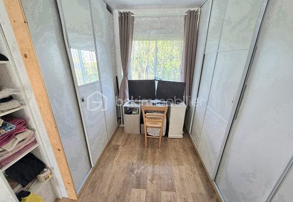 Située à 15 mn de LIBOURNE et de COUTRAS, à 30 mn du PONT D'AQUITAINE, cette maison Périgourdine, de 160 m2, sur un terrain de 2 351 m2, vous séduira par sa qualité, ses volumes et son environnement. Elle est composée d'une cuisine équipée donnant sur un salon/séjour de près de 40 m2, de 4 chambres (possibilité d'une 5ème) dont une suite parentale avec sa salle d'eau et son dressing, d'une salle de bain et d'une salle d'eau supplémentaire, d'un cellier/buanderie, de 2 WC et d'une mezzanine. Une terrasse de plus de 60 m2, orientée plein sud, complète ces prestations. Cette maison a été entièrement isolée par l'extérieur. Menuiseries double vitrage et volets électriques. Assainissement tout à l'égout. Portail coulissant électrique. Taxe foncière : 1 119 €. A voir absolument !!!