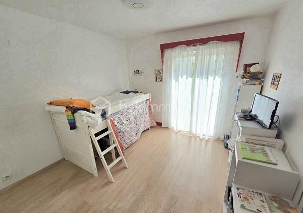 Située à 15 mn de LIBOURNE et de COUTRAS, à 30 mn du PONT D'AQUITAINE, cette maison Périgourdine, de 160 m2, sur un terrain de 2 351 m2, vous séduira par sa qualité, ses volumes et son environnement. Elle est composée d'une cuisine équipée donnant sur un salon/séjour de près de 40 m2, de 4 chambres (possibilité d'une 5ème) dont une suite parentale avec sa salle d'eau et son dressing, d'une salle de bain et d'une salle d'eau supplémentaire, d'un cellier/buanderie, de 2 WC et d'une mezzanine. Une terrasse de plus de 60 m2, orientée plein sud, complète ces prestations. Cette maison a été entièrement isolée par l'extérieur. Menuiseries double vitrage et volets électriques. Assainissement tout à l'égout. Portail coulissant électrique. Taxe foncière : 1 119 €. A voir absolument !!!