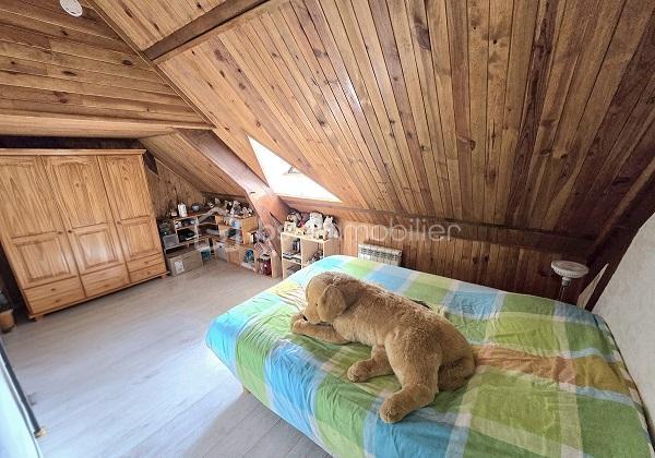 Située à 15 mn de LIBOURNE et de COUTRAS, à 30 mn du PONT D'AQUITAINE, cette maison Périgourdine, de 160 m2, sur un terrain de 2 351 m2, vous séduira par sa qualité, ses volumes et son environnement. Elle est composée d'une cuisine équipée donnant sur un salon/séjour de près de 40 m2, de 4 chambres (possibilité d'une 5ème) dont une suite parentale avec sa salle d'eau et son dressing, d'une salle de bain et d'une salle d'eau supplémentaire, d'un cellier/buanderie, de 2 WC et d'une mezzanine. Une terrasse de plus de 60 m2, orientée plein sud, complète ces prestations. Cette maison a été entièrement isolée par l'extérieur. Menuiseries double vitrage et volets électriques. Assainissement tout à l'égout. Portail coulissant électrique. Taxe foncière : 1 119 €. A voir absolument !!!