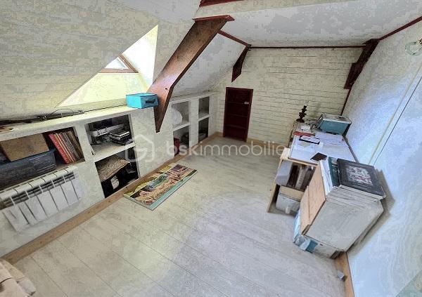 Située à 15 mn de LIBOURNE et de COUTRAS, à 30 mn du PONT D'AQUITAINE, cette maison Périgourdine, de 160 m2, sur un terrain de 2 351 m2, vous séduira par sa qualité, ses volumes et son environnement. Elle est composée d'une cuisine équipée donnant sur un salon/séjour de près de 40 m2, de 4 chambres (possibilité d'une 5ème) dont une suite parentale avec sa salle d'eau et son dressing, d'une salle de bain et d'une salle d'eau supplémentaire, d'un cellier/buanderie, de 2 WC et d'une mezzanine. Une terrasse de plus de 60 m2, orientée plein sud, complète ces prestations. Cette maison a été entièrement isolée par l'extérieur. Menuiseries double vitrage et volets électriques. Assainissement tout à l'égout. Portail coulissant électrique. Taxe foncière : 1 119 €. A voir absolument !!!