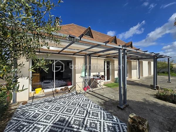 Située à 15 mn de LIBOURNE et de COUTRAS, à 30 mn du PONT D'AQUITAINE, cette maison Périgourdine, de 160 m2, sur un terrain de 2 351 m2, vous séduira par sa qualité, ses volumes et son environnement. Elle est composée d'une cuisine équipée donnant sur un salon/séjour de près de 40 m2, de 4 chambres (possibilité d'une 5ème) dont une suite parentale avec sa salle d'eau et son dressing, d'une salle de bain et d'une salle d'eau supplémentaire, d'un cellier/buanderie, de 2 WC et d'une mezzanine. Une terrasse de plus de 60 m2, orientée plein sud, complète ces prestations. Cette maison a été entièrement isolée par l'extérieur. Menuiseries double vitrage et volets électriques. Assainissement tout à l'égout. Portail coulissant électrique. Taxe foncière : 1 119 €. A voir absolument !!!