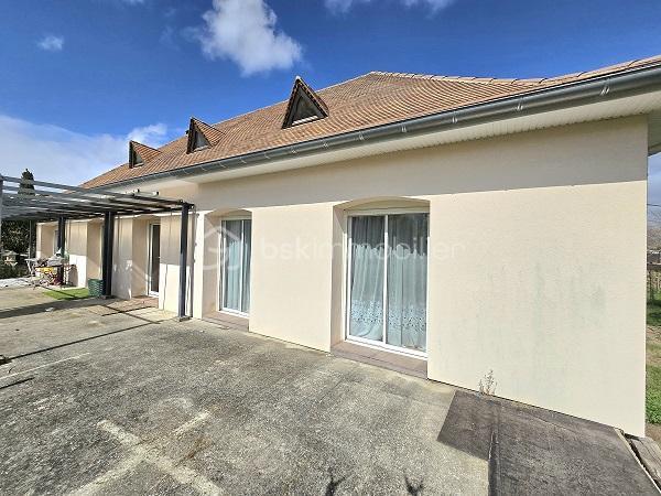 Située à 15 mn de LIBOURNE et de COUTRAS, à 30 mn du PONT D'AQUITAINE, cette maison Périgourdine, de 160 m2, sur un terrain de 2 351 m2, vous séduira par sa qualité, ses volumes et son environnement. Elle est composée d'une cuisine équipée donnant sur un salon/séjour de près de 40 m2, de 4 chambres (possibilité d'une 5ème) dont une suite parentale avec sa salle d'eau et son dressing, d'une salle de bain et d'une salle d'eau supplémentaire, d'un cellier/buanderie, de 2 WC et d'une mezzanine. Une terrasse de plus de 60 m2, orientée plein sud, complète ces prestations. Cette maison a été entièrement isolée par l'extérieur. Menuiseries double vitrage et volets électriques. Assainissement tout à l'égout. Portail coulissant électrique. Taxe foncière : 1 119 €. A voir absolument !!!