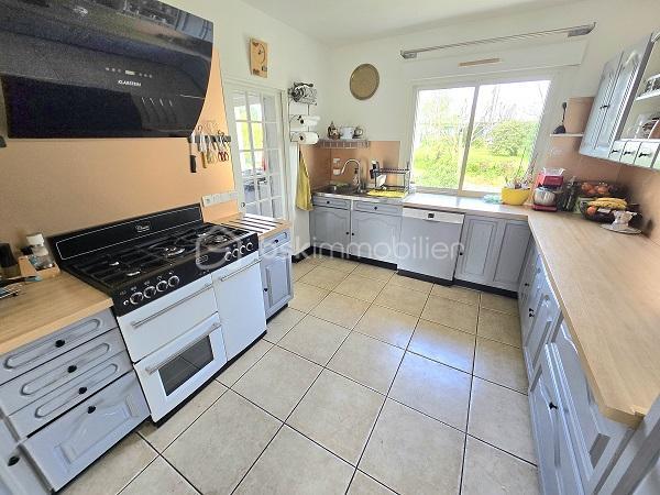Située à 15 mn de LIBOURNE et de COUTRAS, à 30 mn du PONT D'AQUITAINE, cette maison Périgourdine, de 160 m2, sur un terrain de 2 351 m2, vous séduira par sa qualité, ses volumes et son environnement. Elle est composée d'une cuisine équipée donnant sur un salon/séjour de près de 40 m2, de 4 chambres (possibilité d'une 5ème) dont une suite parentale avec sa salle d'eau et son dressing, d'une salle de bain et d'une salle d'eau supplémentaire, d'un cellier/buanderie, de 2 WC et d'une mezzanine. Une terrasse de plus de 60 m2, orientée plein sud, complète ces prestations. Cette maison a été entièrement isolée par l'extérieur. Menuiseries double vitrage et volets électriques. Assainissement tout à l'égout. Portail coulissant électrique. Taxe foncière : 1 119 €. A voir absolument !!!