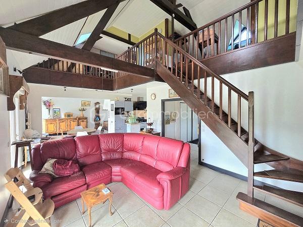 Située à 15 mn de LIBOURNE et de COUTRAS, à 30 mn du PONT D'AQUITAINE, cette maison Périgourdine, de 160 m2, sur un terrain de 2 351 m2, vous séduira par sa qualité, ses volumes et son environnement. Elle est composée d'une cuisine équipée donnant sur un salon/séjour de près de 40 m2, de 4 chambres (possibilité d'une 5ème) dont une suite parentale avec sa salle d'eau et son dressing, d'une salle de bain et d'une salle d'eau supplémentaire, d'un cellier/buanderie, de 2 WC et d'une mezzanine. Une terrasse de plus de 60 m2, orientée plein sud, complète ces prestations. Cette maison a été entièrement isolée par l'extérieur. Menuiseries double vitrage et volets électriques. Assainissement tout à l'égout. Portail coulissant électrique. Taxe foncière : 1 119 €. A voir absolument !!!