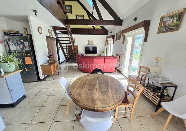 Située à 15 mn de LIBOURNE et de COUTRAS, à 30 mn du PONT D'AQUITAINE, cette maison Périgourdine, de 160 m2, sur un terrain de 2 351 m2, vous séduira par sa qualité, ses volumes et son environnement. Elle est composée d'une cuisine équipée donnant sur un salon/séjour de près de 40 m2, de 4 chambres (possibilité d'une 5ème) dont une suite parentale avec sa salle d'eau et son dressing, d'une salle de bain et d'une salle d'eau supplémentaire, d'un cellier/buanderie, de 2 WC et d'une mezzanine. Une terrasse de plus de 60 m2, orientée plein sud, complète ces prestations. Cette maison a été entièrement isolée par l'extérieur. Menuiseries double vitrage et volets électriques. Assainissement tout à l'égout. Portail coulissant électrique. Taxe foncière : 1 119 €. A voir absolument !!!