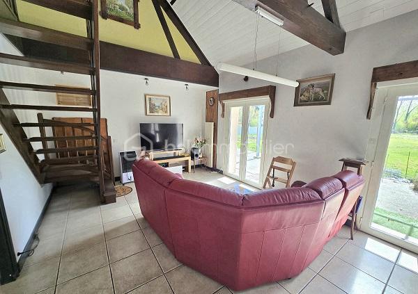 Située à 15 mn de LIBOURNE et de COUTRAS, à 30 mn du PONT D'AQUITAINE, cette maison Périgourdine, de 160 m2, sur un terrain de 2 351 m2, vous séduira par sa qualité, ses volumes et son environnement. Elle est composée d'une cuisine équipée donnant sur un salon/séjour de près de 40 m2, de 4 chambres (possibilité d'une 5ème) dont une suite parentale avec sa salle d'eau et son dressing, d'une salle de bain et d'une salle d'eau supplémentaire, d'un cellier/buanderie, de 2 WC et d'une mezzanine. Une terrasse de plus de 60 m2, orientée plein sud, complète ces prestations. Cette maison a été entièrement isolée par l'extérieur. Menuiseries double vitrage et volets électriques. Assainissement tout à l'égout. Portail coulissant électrique. Taxe foncière : 1 119 €. A voir absolument !!!