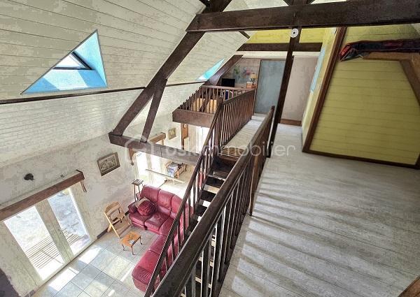 Située à 15 mn de LIBOURNE et de COUTRAS, à 30 mn du PONT D'AQUITAINE, cette maison Périgourdine, de 160 m2, sur un terrain de 2 351 m2, vous séduira par sa qualité, ses volumes et son environnement. Elle est composée d'une cuisine équipée donnant sur un salon/séjour de près de 40 m2, de 4 chambres (possibilité d'une 5ème) dont une suite parentale avec sa salle d'eau et son dressing, d'une salle de bain et d'une salle d'eau supplémentaire, d'un cellier/buanderie, de 2 WC et d'une mezzanine. Une terrasse de plus de 60 m2, orientée plein sud, complète ces prestations. Cette maison a été entièrement isolée par l'extérieur. Menuiseries double vitrage et volets électriques. Assainissement tout à l'égout. Portail coulissant électrique. Taxe foncière : 1 119 €. A voir absolument !!!