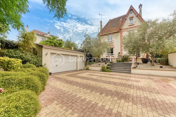 Maison familiale 7 pièces aux beaux volumes avec terrasse, garage et climatisation.

Belle maison de 7 pièces qui saura vous séduire par ses volumes généreux, ses prestations modernes et ses nombreux espaces de vie.
Dès l'entrée, découvrez un agréable salon lumineux, une cuisine moderne entièrement aménagée et équipée, ainsi que deux WC au rez-de-chaussée.

Au premier étage, vous profiterez de deux grandes chambres, d'une salle d'eau avec WC ainsi que d'un dressing indépendant.

Le deuxième niveau accueille deux autres belles chambres ainsi qu'une seconde salle d'eau avec WC, offrant un espace nuit parfaitement adapté à la vie de famille.

Le sous-sol, entièrement aménagé, propose une chambre d'appoint, une belle buanderie ainsi qu'un espace dressing, apportant un véritable confort et des rangements supplémentaires.

À l'extérieur, les prestations continuent avec une grande terrasse, une cuisine d'été équipée d'un barbecue, idéale pour recevoir famille et amis, un double garage ainsi qu'une vaste cour permettant de stationner plusieurs véhicules à l'intérieur de la propriété.

Entièrement climatisée, cette maison allie confort, fonctionnalité et convivialité. Une opportunité rare pour les familles à la recherche d'un bien prêt à vivre.