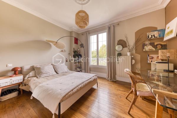 Maison familiale 7 pièces aux beaux volumes avec terrasse, garage et climatisation.

Belle maison de 7 pièces qui saura vous séduire par ses volumes généreux, ses prestations modernes et ses nombreux espaces de vie.
Dès l'entrée, découvrez un agréable salon lumineux, une cuisine moderne entièrement aménagée et équipée, ainsi que deux WC au rez-de-chaussée.

Au premier étage, vous profiterez de deux grandes chambres, d'une salle d'eau avec WC ainsi que d'un dressing indépendant.

Le deuxième niveau accueille deux autres belles chambres ainsi qu'une seconde salle d'eau avec WC, offrant un espace nuit parfaitement adapté à la vie de famille.

Le sous-sol, entièrement aménagé, propose une chambre d'appoint, une belle buanderie ainsi qu'un espace dressing, apportant un véritable confort et des rangements supplémentaires.

À l'extérieur, les prestations continuent avec une grande terrasse, une cuisine d'été équipée d'un barbecue, idéale pour recevoir famille et amis, un double garage ainsi qu'une vaste cour permettant de stationner plusieurs véhicules à l'intérieur de la propriété.

Entièrement climatisée, cette maison allie confort, fonctionnalité et convivialité. Une opportunité rare pour les familles à la recherche d'un bien prêt à vivre.