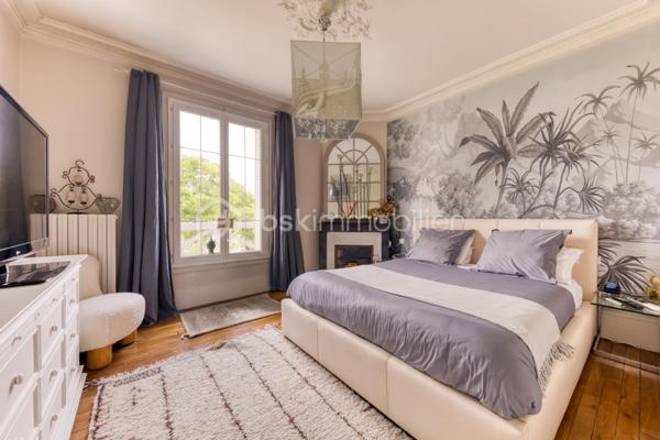 Maison familiale 7 pièces aux beaux volumes avec terrasse, garage et climatisation.

Belle maison de 7 pièces qui saura vous séduire par ses volumes généreux, ses prestations modernes et ses nombreux espaces de vie.
Dès l'entrée, découvrez un agréable salon lumineux, une cuisine moderne entièrement aménagée et équipée, ainsi que deux WC au rez-de-chaussée.

Au premier étage, vous profiterez de deux grandes chambres, d'une salle d'eau avec WC ainsi que d'un dressing indépendant.

Le deuxième niveau accueille deux autres belles chambres ainsi qu'une seconde salle d'eau avec WC, offrant un espace nuit parfaitement adapté à la vie de famille.

Le sous-sol, entièrement aménagé, propose une chambre d'appoint, une belle buanderie ainsi qu'un espace dressing, apportant un véritable confort et des rangements supplémentaires.

À l'extérieur, les prestations continuent avec une grande terrasse, une cuisine d'été équipée d'un barbecue, idéale pour recevoir famille et amis, un double garage ainsi qu'une vaste cour permettant de stationner plusieurs véhicules à l'intérieur de la propriété.

Entièrement climatisée, cette maison allie confort, fonctionnalité et convivialité. Une opportunité rare pour les familles à la recherche d'un bien prêt à vivre.