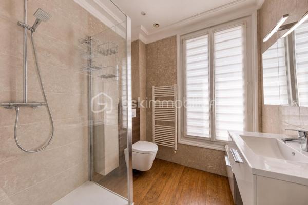 Maison familiale 7 pièces aux beaux volumes avec terrasse, garage et climatisation.

Belle maison de 7 pièces qui saura vous séduire par ses volumes généreux, ses prestations modernes et ses nombreux espaces de vie.
Dès l'entrée, découvrez un agréable salon lumineux, une cuisine moderne entièrement aménagée et équipée, ainsi que deux WC au rez-de-chaussée.

Au premier étage, vous profiterez de deux grandes chambres, d'une salle d'eau avec WC ainsi que d'un dressing indépendant.

Le deuxième niveau accueille deux autres belles chambres ainsi qu'une seconde salle d'eau avec WC, offrant un espace nuit parfaitement adapté à la vie de famille.

Le sous-sol, entièrement aménagé, propose une chambre d'appoint, une belle buanderie ainsi qu'un espace dressing, apportant un véritable confort et des rangements supplémentaires.

À l'extérieur, les prestations continuent avec une grande terrasse, une cuisine d'été équipée d'un barbecue, idéale pour recevoir famille et amis, un double garage ainsi qu'une vaste cour permettant de stationner plusieurs véhicules à l'intérieur de la propriété.

Entièrement climatisée, cette maison allie confort, fonctionnalité et convivialité. Une opportunité rare pour les familles à la recherche d'un bien prêt à vivre.