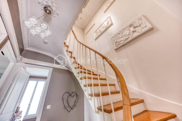 Maison familiale 7 pièces aux beaux volumes avec terrasse, garage et climatisation.

Belle maison de 7 pièces qui saura vous séduire par ses volumes généreux, ses prestations modernes et ses nombreux espaces de vie.
Dès l'entrée, découvrez un agréable salon lumineux, une cuisine moderne entièrement aménagée et équipée, ainsi que deux WC au rez-de-chaussée.

Au premier étage, vous profiterez de deux grandes chambres, d'une salle d'eau avec WC ainsi que d'un dressing indépendant.

Le deuxième niveau accueille deux autres belles chambres ainsi qu'une seconde salle d'eau avec WC, offrant un espace nuit parfaitement adapté à la vie de famille.

Le sous-sol, entièrement aménagé, propose une chambre d'appoint, une belle buanderie ainsi qu'un espace dressing, apportant un véritable confort et des rangements supplémentaires.

À l'extérieur, les prestations continuent avec une grande terrasse, une cuisine d'été équipée d'un barbecue, idéale pour recevoir famille et amis, un double garage ainsi qu'une vaste cour permettant de stationner plusieurs véhicules à l'intérieur de la propriété.

Entièrement climatisée, cette maison allie confort, fonctionnalité et convivialité. Une opportunité rare pour les familles à la recherche d'un bien prêt à vivre.