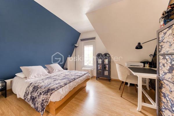 Maison familiale 7 pièces aux beaux volumes avec terrasse, garage et climatisation.

Belle maison de 7 pièces qui saura vous séduire par ses volumes généreux, ses prestations modernes et ses nombreux espaces de vie.
Dès l'entrée, découvrez un agréable salon lumineux, une cuisine moderne entièrement aménagée et équipée, ainsi que deux WC au rez-de-chaussée.

Au premier étage, vous profiterez de deux grandes chambres, d'une salle d'eau avec WC ainsi que d'un dressing indépendant.

Le deuxième niveau accueille deux autres belles chambres ainsi qu'une seconde salle d'eau avec WC, offrant un espace nuit parfaitement adapté à la vie de famille.

Le sous-sol, entièrement aménagé, propose une chambre d'appoint, une belle buanderie ainsi qu'un espace dressing, apportant un véritable confort et des rangements supplémentaires.

À l'extérieur, les prestations continuent avec une grande terrasse, une cuisine d'été équipée d'un barbecue, idéale pour recevoir famille et amis, un double garage ainsi qu'une vaste cour permettant de stationner plusieurs véhicules à l'intérieur de la propriété.

Entièrement climatisée, cette maison allie confort, fonctionnalité et convivialité. Une opportunité rare pour les familles à la recherche d'un bien prêt à vivre.