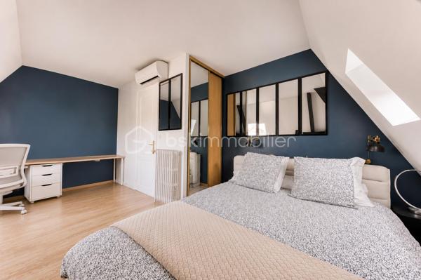 Maison familiale 7 pièces aux beaux volumes avec terrasse, garage et climatisation.

Belle maison de 7 pièces qui saura vous séduire par ses volumes généreux, ses prestations modernes et ses nombreux espaces de vie.
Dès l'entrée, découvrez un agréable salon lumineux, une cuisine moderne entièrement aménagée et équipée, ainsi que deux WC au rez-de-chaussée.

Au premier étage, vous profiterez de deux grandes chambres, d'une salle d'eau avec WC ainsi que d'un dressing indépendant.

Le deuxième niveau accueille deux autres belles chambres ainsi qu'une seconde salle d'eau avec WC, offrant un espace nuit parfaitement adapté à la vie de famille.

Le sous-sol, entièrement aménagé, propose une chambre d'appoint, une belle buanderie ainsi qu'un espace dressing, apportant un véritable confort et des rangements supplémentaires.

À l'extérieur, les prestations continuent avec une grande terrasse, une cuisine d'été équipée d'un barbecue, idéale pour recevoir famille et amis, un double garage ainsi qu'une vaste cour permettant de stationner plusieurs véhicules à l'intérieur de la propriété.

Entièrement climatisée, cette maison allie confort, fonctionnalité et convivialité. Une opportunité rare pour les familles à la recherche d'un bien prêt à vivre.
