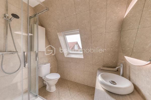 Maison familiale 7 pièces aux beaux volumes avec terrasse, garage et climatisation.

Belle maison de 7 pièces qui saura vous séduire par ses volumes généreux, ses prestations modernes et ses nombreux espaces de vie.
Dès l'entrée, découvrez un agréable salon lumineux, une cuisine moderne entièrement aménagée et équipée, ainsi que deux WC au rez-de-chaussée.

Au premier étage, vous profiterez de deux grandes chambres, d'une salle d'eau avec WC ainsi que d'un dressing indépendant.

Le deuxième niveau accueille deux autres belles chambres ainsi qu'une seconde salle d'eau avec WC, offrant un espace nuit parfaitement adapté à la vie de famille.

Le sous-sol, entièrement aménagé, propose une chambre d'appoint, une belle buanderie ainsi qu'un espace dressing, apportant un véritable confort et des rangements supplémentaires.

À l'extérieur, les prestations continuent avec une grande terrasse, une cuisine d'été équipée d'un barbecue, idéale pour recevoir famille et amis, un double garage ainsi qu'une vaste cour permettant de stationner plusieurs véhicules à l'intérieur de la propriété.

Entièrement climatisée, cette maison allie confort, fonctionnalité et convivialité. Une opportunité rare pour les familles à la recherche d'un bien prêt à vivre.