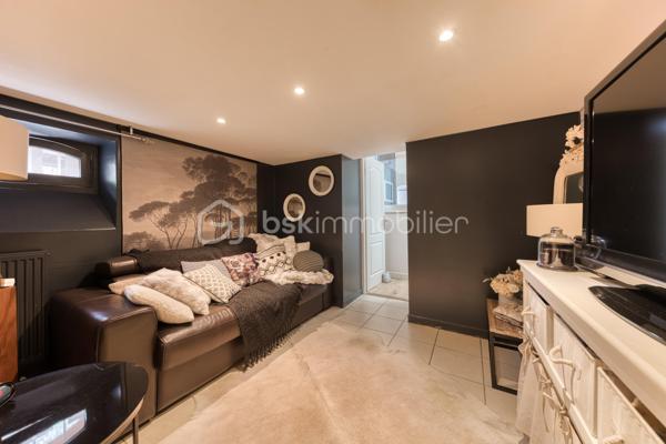 Maison familiale 7 pièces aux beaux volumes avec terrasse, garage et climatisation.

Belle maison de 7 pièces qui saura vous séduire par ses volumes généreux, ses prestations modernes et ses nombreux espaces de vie.
Dès l'entrée, découvrez un agréable salon lumineux, une cuisine moderne entièrement aménagée et équipée, ainsi que deux WC au rez-de-chaussée.

Au premier étage, vous profiterez de deux grandes chambres, d'une salle d'eau avec WC ainsi que d'un dressing indépendant.

Le deuxième niveau accueille deux autres belles chambres ainsi qu'une seconde salle d'eau avec WC, offrant un espace nuit parfaitement adapté à la vie de famille.

Le sous-sol, entièrement aménagé, propose une chambre d'appoint, une belle buanderie ainsi qu'un espace dressing, apportant un véritable confort et des rangements supplémentaires.

À l'extérieur, les prestations continuent avec une grande terrasse, une cuisine d'été équipée d'un barbecue, idéale pour recevoir famille et amis, un double garage ainsi qu'une vaste cour permettant de stationner plusieurs véhicules à l'intérieur de la propriété.

Entièrement climatisée, cette maison allie confort, fonctionnalité et convivialité. Une opportunité rare pour les familles à la recherche d'un bien prêt à vivre.