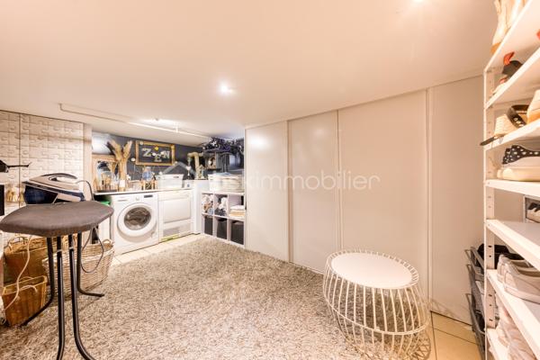 Maison familiale 7 pièces aux beaux volumes avec terrasse, garage et climatisation.

Belle maison de 7 pièces qui saura vous séduire par ses volumes généreux, ses prestations modernes et ses nombreux espaces de vie.
Dès l'entrée, découvrez un agréable salon lumineux, une cuisine moderne entièrement aménagée et équipée, ainsi que deux WC au rez-de-chaussée.

Au premier étage, vous profiterez de deux grandes chambres, d'une salle d'eau avec WC ainsi que d'un dressing indépendant.

Le deuxième niveau accueille deux autres belles chambres ainsi qu'une seconde salle d'eau avec WC, offrant un espace nuit parfaitement adapté à la vie de famille.

Le sous-sol, entièrement aménagé, propose une chambre d'appoint, une belle buanderie ainsi qu'un espace dressing, apportant un véritable confort et des rangements supplémentaires.

À l'extérieur, les prestations continuent avec une grande terrasse, une cuisine d'été équipée d'un barbecue, idéale pour recevoir famille et amis, un double garage ainsi qu'une vaste cour permettant de stationner plusieurs véhicules à l'intérieur de la propriété.

Entièrement climatisée, cette maison allie confort, fonctionnalité et convivialité. Une opportunité rare pour les familles à la recherche d'un bien prêt à vivre.