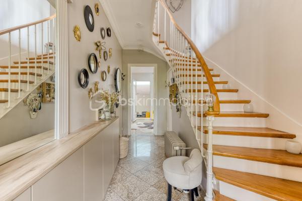 Maison familiale 7 pièces aux beaux volumes avec terrasse, garage et climatisation.

Belle maison de 7 pièces qui saura vous séduire par ses volumes généreux, ses prestations modernes et ses nombreux espaces de vie.
Dès l'entrée, découvrez un agréable salon lumineux, une cuisine moderne entièrement aménagée et équipée, ainsi que deux WC au rez-de-chaussée.

Au premier étage, vous profiterez de deux grandes chambres, d'une salle d'eau avec WC ainsi que d'un dressing indépendant.

Le deuxième niveau accueille deux autres belles chambres ainsi qu'une seconde salle d'eau avec WC, offrant un espace nuit parfaitement adapté à la vie de famille.

Le sous-sol, entièrement aménagé, propose une chambre d'appoint, une belle buanderie ainsi qu'un espace dressing, apportant un véritable confort et des rangements supplémentaires.

À l'extérieur, les prestations continuent avec une grande terrasse, une cuisine d'été équipée d'un barbecue, idéale pour recevoir famille et amis, un double garage ainsi qu'une vaste cour permettant de stationner plusieurs véhicules à l'intérieur de la propriété.

Entièrement climatisée, cette maison allie confort, fonctionnalité et convivialité. Une opportunité rare pour les familles à la recherche d'un bien prêt à vivre.