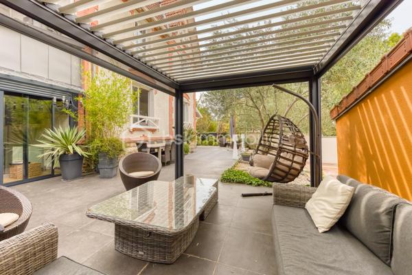 Maison familiale 7 pièces aux beaux volumes avec terrasse, garage et climatisation.

Belle maison de 7 pièces qui saura vous séduire par ses volumes généreux, ses prestations modernes et ses nombreux espaces de vie.
Dès l'entrée, découvrez un agréable salon lumineux, une cuisine moderne entièrement aménagée et équipée, ainsi que deux WC au rez-de-chaussée.

Au premier étage, vous profiterez de deux grandes chambres, d'une salle d'eau avec WC ainsi que d'un dressing indépendant.

Le deuxième niveau accueille deux autres belles chambres ainsi qu'une seconde salle d'eau avec WC, offrant un espace nuit parfaitement adapté à la vie de famille.

Le sous-sol, entièrement aménagé, propose une chambre d'appoint, une belle buanderie ainsi qu'un espace dressing, apportant un véritable confort et des rangements supplémentaires.

À l'extérieur, les prestations continuent avec une grande terrasse, une cuisine d'été équipée d'un barbecue, idéale pour recevoir famille et amis, un double garage ainsi qu'une vaste cour permettant de stationner plusieurs véhicules à l'intérieur de la propriété.

Entièrement climatisée, cette maison allie confort, fonctionnalité et convivialité. Une opportunité rare pour les familles à la recherche d'un bien prêt à vivre.