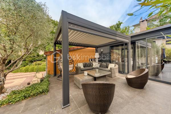 Maison familiale 7 pièces aux beaux volumes avec terrasse, garage et climatisation.

Belle maison de 7 pièces qui saura vous séduire par ses volumes généreux, ses prestations modernes et ses nombreux espaces de vie.
Dès l'entrée, découvrez un agréable salon lumineux, une cuisine moderne entièrement aménagée et équipée, ainsi que deux WC au rez-de-chaussée.

Au premier étage, vous profiterez de deux grandes chambres, d'une salle d'eau avec WC ainsi que d'un dressing indépendant.

Le deuxième niveau accueille deux autres belles chambres ainsi qu'une seconde salle d'eau avec WC, offrant un espace nuit parfaitement adapté à la vie de famille.

Le sous-sol, entièrement aménagé, propose une chambre d'appoint, une belle buanderie ainsi qu'un espace dressing, apportant un véritable confort et des rangements supplémentaires.

À l'extérieur, les prestations continuent avec une grande terrasse, une cuisine d'été équipée d'un barbecue, idéale pour recevoir famille et amis, un double garage ainsi qu'une vaste cour permettant de stationner plusieurs véhicules à l'intérieur de la propriété.

Entièrement climatisée, cette maison allie confort, fonctionnalité et convivialité. Une opportunité rare pour les familles à la recherche d'un bien prêt à vivre.