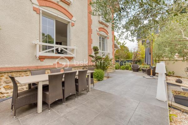 Maison familiale 7 pièces aux beaux volumes avec terrasse, garage et climatisation.

Belle maison de 7 pièces qui saura vous séduire par ses volumes généreux, ses prestations modernes et ses nombreux espaces de vie.
Dès l'entrée, découvrez un agréable salon lumineux, une cuisine moderne entièrement aménagée et équipée, ainsi que deux WC au rez-de-chaussée.

Au premier étage, vous profiterez de deux grandes chambres, d'une salle d'eau avec WC ainsi que d'un dressing indépendant.

Le deuxième niveau accueille deux autres belles chambres ainsi qu'une seconde salle d'eau avec WC, offrant un espace nuit parfaitement adapté à la vie de famille.

Le sous-sol, entièrement aménagé, propose une chambre d'appoint, une belle buanderie ainsi qu'un espace dressing, apportant un véritable confort et des rangements supplémentaires.

À l'extérieur, les prestations continuent avec une grande terrasse, une cuisine d'été équipée d'un barbecue, idéale pour recevoir famille et amis, un double garage ainsi qu'une vaste cour permettant de stationner plusieurs véhicules à l'intérieur de la propriété.

Entièrement climatisée, cette maison allie confort, fonctionnalité et convivialité. Une opportunité rare pour les familles à la recherche d'un bien prêt à vivre.