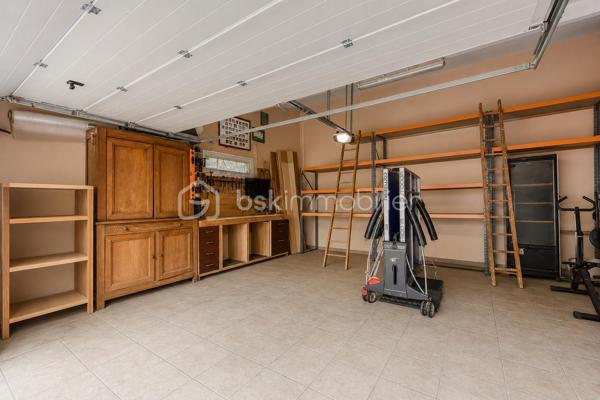 Maison familiale 7 pièces aux beaux volumes avec terrasse, garage et climatisation.

Belle maison de 7 pièces qui saura vous séduire par ses volumes généreux, ses prestations modernes et ses nombreux espaces de vie.
Dès l'entrée, découvrez un agréable salon lumineux, une cuisine moderne entièrement aménagée et équipée, ainsi que deux WC au rez-de-chaussée.

Au premier étage, vous profiterez de deux grandes chambres, d'une salle d'eau avec WC ainsi que d'un dressing indépendant.

Le deuxième niveau accueille deux autres belles chambres ainsi qu'une seconde salle d'eau avec WC, offrant un espace nuit parfaitement adapté à la vie de famille.

Le sous-sol, entièrement aménagé, propose une chambre d'appoint, une belle buanderie ainsi qu'un espace dressing, apportant un véritable confort et des rangements supplémentaires.

À l'extérieur, les prestations continuent avec une grande terrasse, une cuisine d'été équipée d'un barbecue, idéale pour recevoir famille et amis, un double garage ainsi qu'une vaste cour permettant de stationner plusieurs véhicules à l'intérieur de la propriété.

Entièrement climatisée, cette maison allie confort, fonctionnalité et convivialité. Une opportunité rare pour les familles à la recherche d'un bien prêt à vivre.