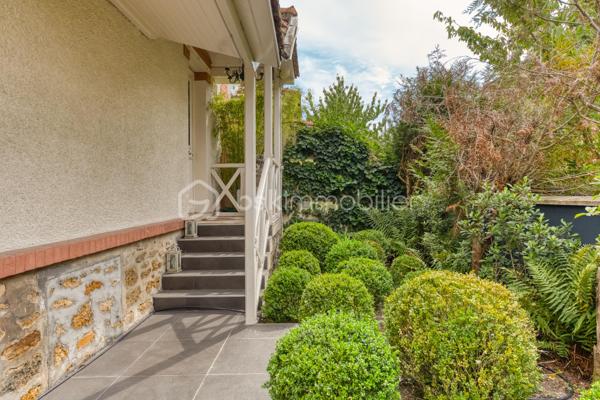 Maison familiale 7 pièces aux beaux volumes avec terrasse, garage et climatisation.

Belle maison de 7 pièces qui saura vous séduire par ses volumes généreux, ses prestations modernes et ses nombreux espaces de vie.
Dès l'entrée, découvrez un agréable salon lumineux, une cuisine moderne entièrement aménagée et équipée, ainsi que deux WC au rez-de-chaussée.

Au premier étage, vous profiterez de deux grandes chambres, d'une salle d'eau avec WC ainsi que d'un dressing indépendant.

Le deuxième niveau accueille deux autres belles chambres ainsi qu'une seconde salle d'eau avec WC, offrant un espace nuit parfaitement adapté à la vie de famille.

Le sous-sol, entièrement aménagé, propose une chambre d'appoint, une belle buanderie ainsi qu'un espace dressing, apportant un véritable confort et des rangements supplémentaires.

À l'extérieur, les prestations continuent avec une grande terrasse, une cuisine d'été équipée d'un barbecue, idéale pour recevoir famille et amis, un double garage ainsi qu'une vaste cour permettant de stationner plusieurs véhicules à l'intérieur de la propriété.

Entièrement climatisée, cette maison allie confort, fonctionnalité et convivialité. Une opportunité rare pour les familles à la recherche d'un bien prêt à vivre.