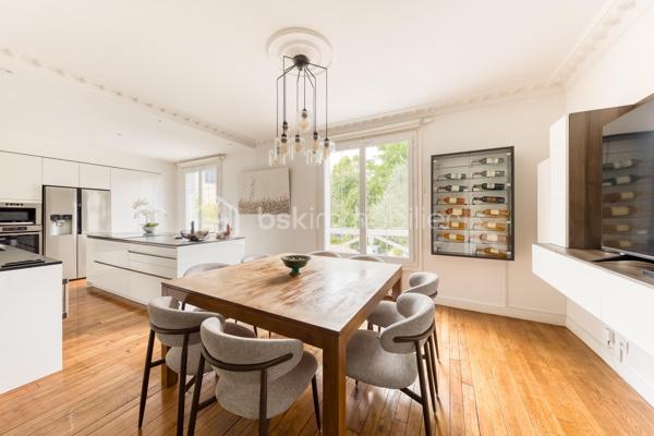 Maison familiale 7 pièces aux beaux volumes avec terrasse, garage et climatisation.

Belle maison de 7 pièces qui saura vous séduire par ses volumes généreux, ses prestations modernes et ses nombreux espaces de vie.
Dès l'entrée, découvrez un agréable salon lumineux, une cuisine moderne entièrement aménagée et équipée, ainsi que deux WC au rez-de-chaussée.

Au premier étage, vous profiterez de deux grandes chambres, d'une salle d'eau avec WC ainsi que d'un dressing indépendant.

Le deuxième niveau accueille deux autres belles chambres ainsi qu'une seconde salle d'eau avec WC, offrant un espace nuit parfaitement adapté à la vie de famille.

Le sous-sol, entièrement aménagé, propose une chambre d'appoint, une belle buanderie ainsi qu'un espace dressing, apportant un véritable confort et des rangements supplémentaires.

À l'extérieur, les prestations continuent avec une grande terrasse, une cuisine d'été équipée d'un barbecue, idéale pour recevoir famille et amis, un double garage ainsi qu'une vaste cour permettant de stationner plusieurs véhicules à l'intérieur de la propriété.

Entièrement climatisée, cette maison allie confort, fonctionnalité et convivialité. Une opportunité rare pour les familles à la recherche d'un bien prêt à vivre.