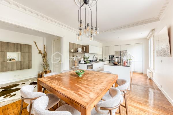 Maison familiale 7 pièces aux beaux volumes avec terrasse, garage et climatisation.

Belle maison de 7 pièces qui saura vous séduire par ses volumes généreux, ses prestations modernes et ses nombreux espaces de vie.
Dès l'entrée, découvrez un agréable salon lumineux, une cuisine moderne entièrement aménagée et équipée, ainsi que deux WC au rez-de-chaussée.

Au premier étage, vous profiterez de deux grandes chambres, d'une salle d'eau avec WC ainsi que d'un dressing indépendant.

Le deuxième niveau accueille deux autres belles chambres ainsi qu'une seconde salle d'eau avec WC, offrant un espace nuit parfaitement adapté à la vie de famille.

Le sous-sol, entièrement aménagé, propose une chambre d'appoint, une belle buanderie ainsi qu'un espace dressing, apportant un véritable confort et des rangements supplémentaires.

À l'extérieur, les prestations continuent avec une grande terrasse, une cuisine d'été équipée d'un barbecue, idéale pour recevoir famille et amis, un double garage ainsi qu'une vaste cour permettant de stationner plusieurs véhicules à l'intérieur de la propriété.

Entièrement climatisée, cette maison allie confort, fonctionnalité et convivialité. Une opportunité rare pour les familles à la recherche d'un bien prêt à vivre.