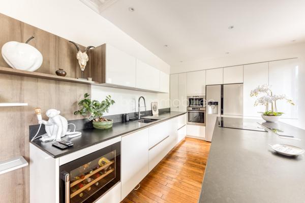Maison familiale 7 pièces aux beaux volumes avec terrasse, garage et climatisation.

Belle maison de 7 pièces qui saura vous séduire par ses volumes généreux, ses prestations modernes et ses nombreux espaces de vie.
Dès l'entrée, découvrez un agréable salon lumineux, une cuisine moderne entièrement aménagée et équipée, ainsi que deux WC au rez-de-chaussée.

Au premier étage, vous profiterez de deux grandes chambres, d'une salle d'eau avec WC ainsi que d'un dressing indépendant.

Le deuxième niveau accueille deux autres belles chambres ainsi qu'une seconde salle d'eau avec WC, offrant un espace nuit parfaitement adapté à la vie de famille.

Le sous-sol, entièrement aménagé, propose une chambre d'appoint, une belle buanderie ainsi qu'un espace dressing, apportant un véritable confort et des rangements supplémentaires.

À l'extérieur, les prestations continuent avec une grande terrasse, une cuisine d'été équipée d'un barbecue, idéale pour recevoir famille et amis, un double garage ainsi qu'une vaste cour permettant de stationner plusieurs véhicules à l'intérieur de la propriété.

Entièrement climatisée, cette maison allie confort, fonctionnalité et convivialité. Une opportunité rare pour les familles à la recherche d'un bien prêt à vivre.
