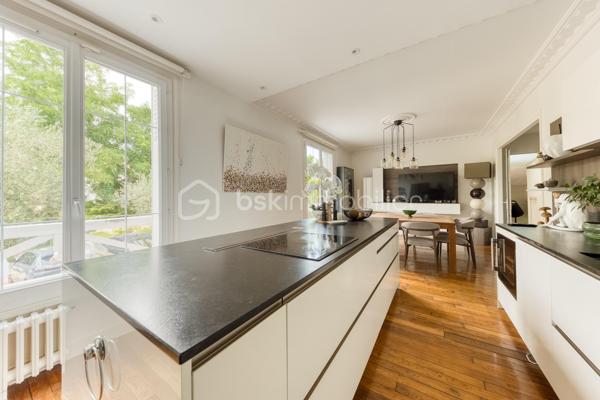 Maison familiale 7 pièces aux beaux volumes avec terrasse, garage et climatisation.

Belle maison de 7 pièces qui saura vous séduire par ses volumes généreux, ses prestations modernes et ses nombreux espaces de vie.
Dès l'entrée, découvrez un agréable salon lumineux, une cuisine moderne entièrement aménagée et équipée, ainsi que deux WC au rez-de-chaussée.

Au premier étage, vous profiterez de deux grandes chambres, d'une salle d'eau avec WC ainsi que d'un dressing indépendant.

Le deuxième niveau accueille deux autres belles chambres ainsi qu'une seconde salle d'eau avec WC, offrant un espace nuit parfaitement adapté à la vie de famille.

Le sous-sol, entièrement aménagé, propose une chambre d'appoint, une belle buanderie ainsi qu'un espace dressing, apportant un véritable confort et des rangements supplémentaires.

À l'extérieur, les prestations continuent avec une grande terrasse, une cuisine d'été équipée d'un barbecue, idéale pour recevoir famille et amis, un double garage ainsi qu'une vaste cour permettant de stationner plusieurs véhicules à l'intérieur de la propriété.

Entièrement climatisée, cette maison allie confort, fonctionnalité et convivialité. Une opportunité rare pour les familles à la recherche d'un bien prêt à vivre.