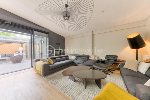 Maison familiale 7 pièces aux beaux volumes avec terrasse, garage et climatisation.

Belle maison de 7 pièces qui saura vous séduire par ses volumes généreux, ses prestations modernes et ses nombreux espaces de vie.
Dès l'entrée, découvrez un agréable salon lumineux, une cuisine moderne entièrement aménagée et équipée, ainsi que deux WC au rez-de-chaussée.

Au premier étage, vous profiterez de deux grandes chambres, d'une salle d'eau avec WC ainsi que d'un dressing indépendant.

Le deuxième niveau accueille deux autres belles chambres ainsi qu'une seconde salle d'eau avec WC, offrant un espace nuit parfaitement adapté à la vie de famille.

Le sous-sol, entièrement aménagé, propose une chambre d'appoint, une belle buanderie ainsi qu'un espace dressing, apportant un véritable confort et des rangements supplémentaires.

À l'extérieur, les prestations continuent avec une grande terrasse, une cuisine d'été équipée d'un barbecue, idéale pour recevoir famille et amis, un double garage ainsi qu'une vaste cour permettant de stationner plusieurs véhicules à l'intérieur de la propriété.

Entièrement climatisée, cette maison allie confort, fonctionnalité et convivialité. Une opportunité rare pour les familles à la recherche d'un bien prêt à vivre.