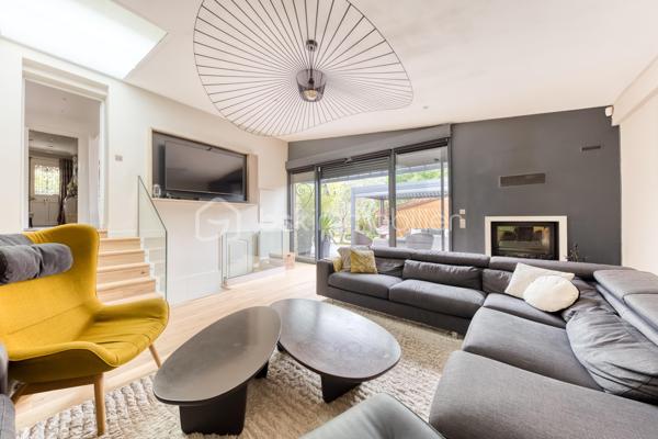 Maison familiale 7 pièces aux beaux volumes avec terrasse, garage et climatisation.

Belle maison de 7 pièces qui saura vous séduire par ses volumes généreux, ses prestations modernes et ses nombreux espaces de vie.
Dès l'entrée, découvrez un agréable salon lumineux, une cuisine moderne entièrement aménagée et équipée, ainsi que deux WC au rez-de-chaussée.

Au premier étage, vous profiterez de deux grandes chambres, d'une salle d'eau avec WC ainsi que d'un dressing indépendant.

Le deuxième niveau accueille deux autres belles chambres ainsi qu'une seconde salle d'eau avec WC, offrant un espace nuit parfaitement adapté à la vie de famille.

Le sous-sol, entièrement aménagé, propose une chambre d'appoint, une belle buanderie ainsi qu'un espace dressing, apportant un véritable confort et des rangements supplémentaires.

À l'extérieur, les prestations continuent avec une grande terrasse, une cuisine d'été équipée d'un barbecue, idéale pour recevoir famille et amis, un double garage ainsi qu'une vaste cour permettant de stationner plusieurs véhicules à l'intérieur de la propriété.

Entièrement climatisée, cette maison allie confort, fonctionnalité et convivialité. Une opportunité rare pour les familles à la recherche d'un bien prêt à vivre.