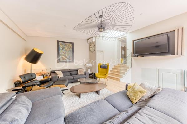 Maison familiale 7 pièces aux beaux volumes avec terrasse, garage et climatisation.

Belle maison de 7 pièces qui saura vous séduire par ses volumes généreux, ses prestations modernes et ses nombreux espaces de vie.
Dès l'entrée, découvrez un agréable salon lumineux, une cuisine moderne entièrement aménagée et équipée, ainsi que deux WC au rez-de-chaussée.

Au premier étage, vous profiterez de deux grandes chambres, d'une salle d'eau avec WC ainsi que d'un dressing indépendant.

Le deuxième niveau accueille deux autres belles chambres ainsi qu'une seconde salle d'eau avec WC, offrant un espace nuit parfaitement adapté à la vie de famille.

Le sous-sol, entièrement aménagé, propose une chambre d'appoint, une belle buanderie ainsi qu'un espace dressing, apportant un véritable confort et des rangements supplémentaires.

À l'extérieur, les prestations continuent avec une grande terrasse, une cuisine d'été équipée d'un barbecue, idéale pour recevoir famille et amis, un double garage ainsi qu'une vaste cour permettant de stationner plusieurs véhicules à l'intérieur de la propriété.

Entièrement climatisée, cette maison allie confort, fonctionnalité et convivialité. Une opportunité rare pour les familles à la recherche d'un bien prêt à vivre.