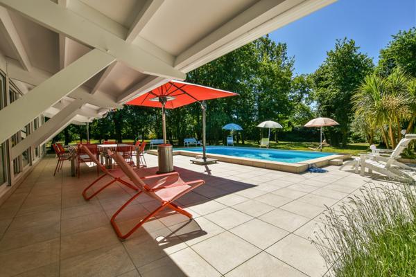Villa plain-pied sur parc arboré de 4 724 m2 avec piscine