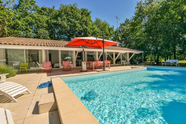 Villa plain-pied sur parc arboré de 4 724 m2 avec piscine
