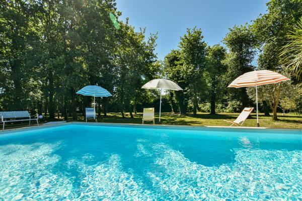 Villa plain-pied sur parc arboré de 4 724 m2 avec piscine