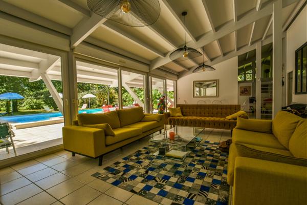 Villa plain-pied sur parc arboré de 4 724 m2 avec piscine