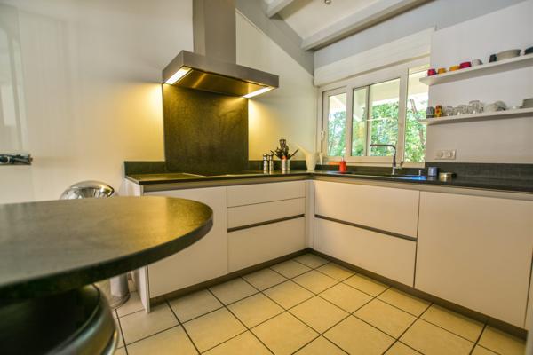 Villa plain-pied sur parc arboré de 4 724 m2 avec piscine