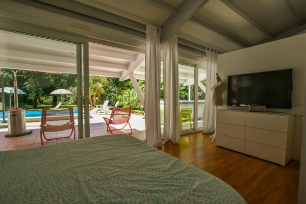 Villa plain-pied sur parc arboré de 4 724 m2 avec piscine