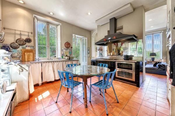 Marseille 9éme, Parc National des Calanques, Maison de Maître de 500 m² avec son parc de 2 Hectares , 11 studios